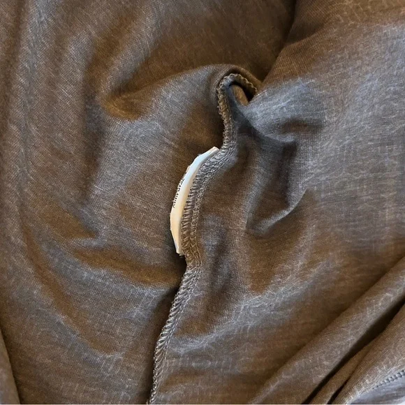 Under Armour Women’s Long-Sleeve Workout Top Split Back Mesh Detail Cut Out Sz M - Picture 9 of 11